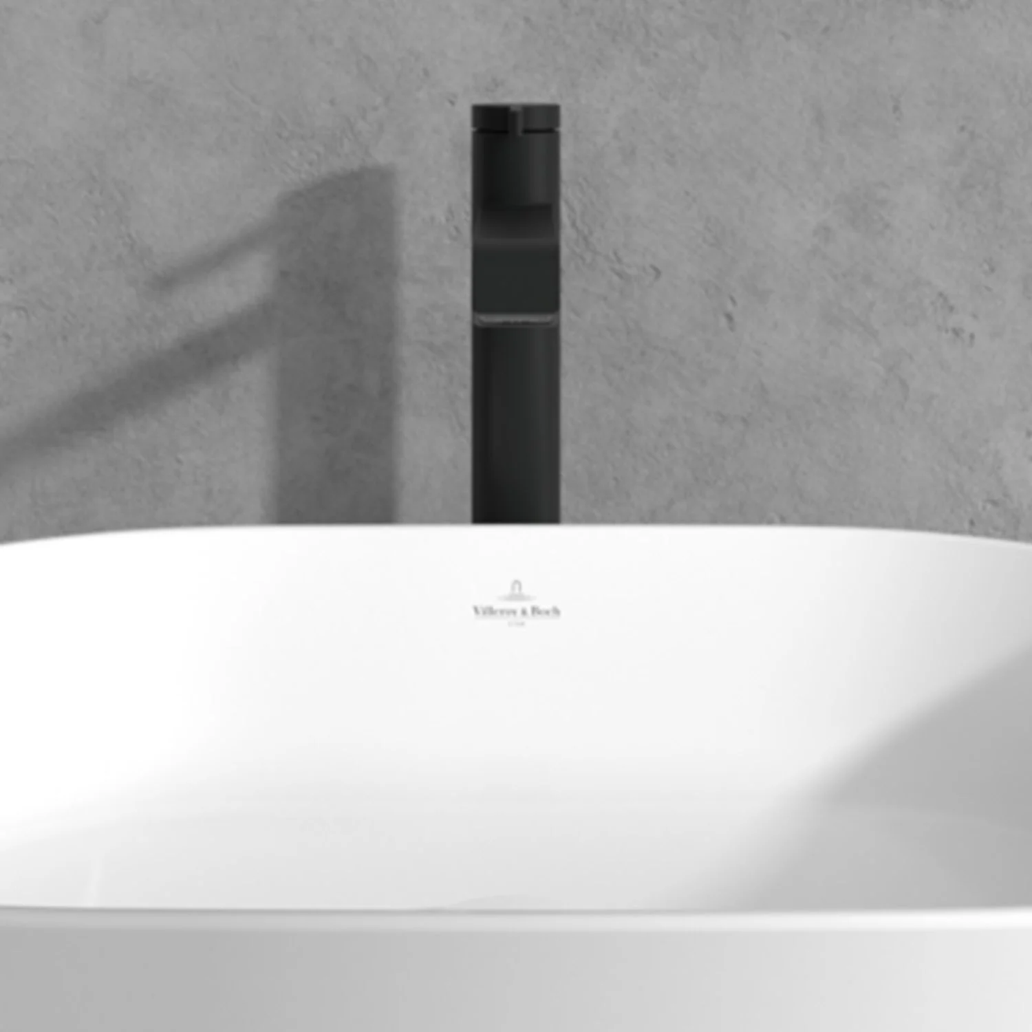 Zbliżenie na czarną baterię nad umywalką, Villeroy & Boch