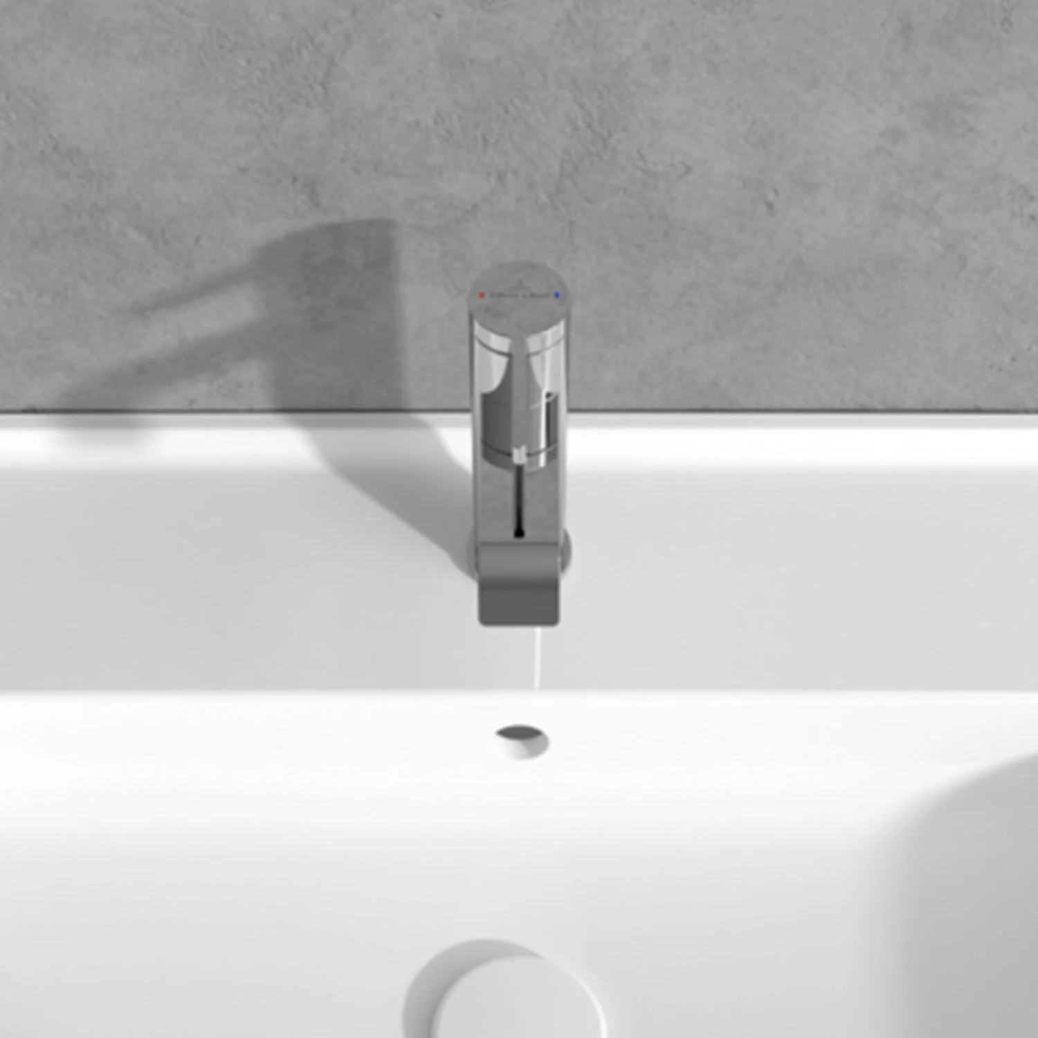 Chromowana bateria nad białą umywalką w zbliżeniu, Villeroy & Boch