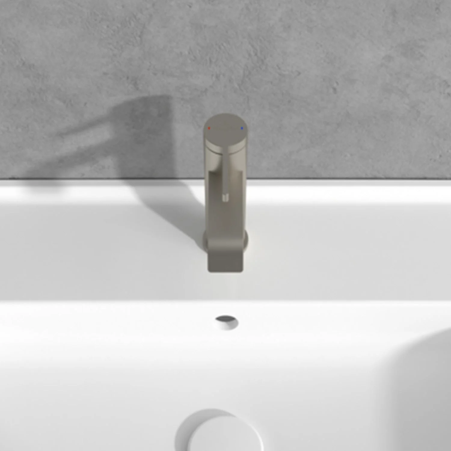 Niklowana bateria nad białą umywalką w zbliżeniu, Villeroy & Boch