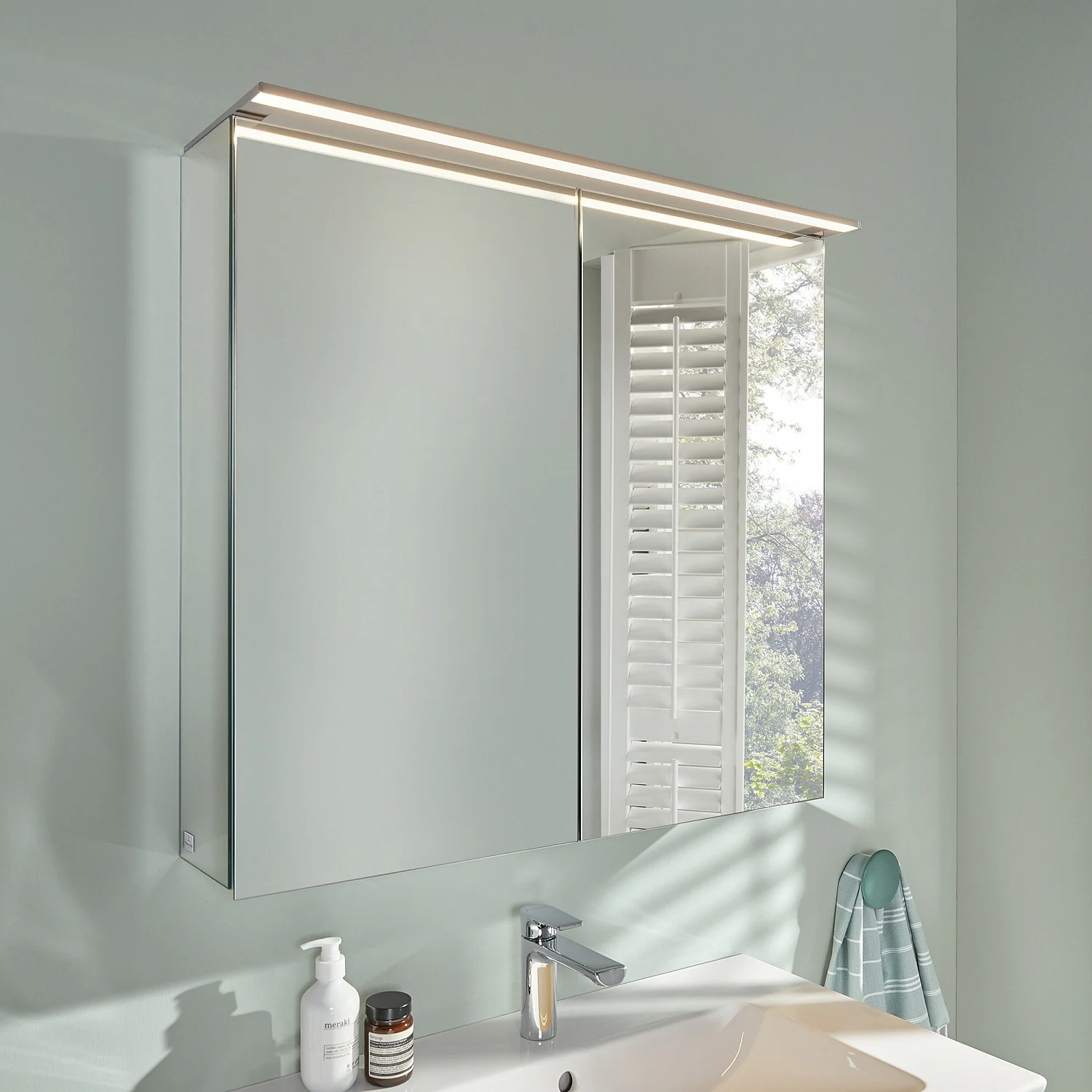 Villeroy & Boch Finero Vorbau-Spiegelschrank mit Beleuchtung 80,7 x 75,8 cm Bild 2