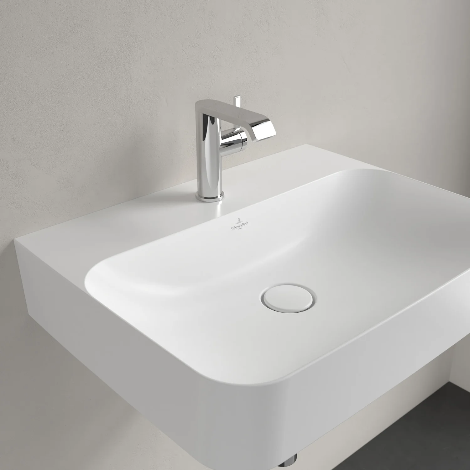 Biała umywalka z baterią w zbliżeniu, Villeroy & Boch