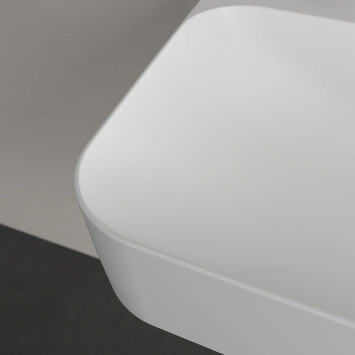 Zbliżenie narożnika białej umywalki, Villeroy & Boch