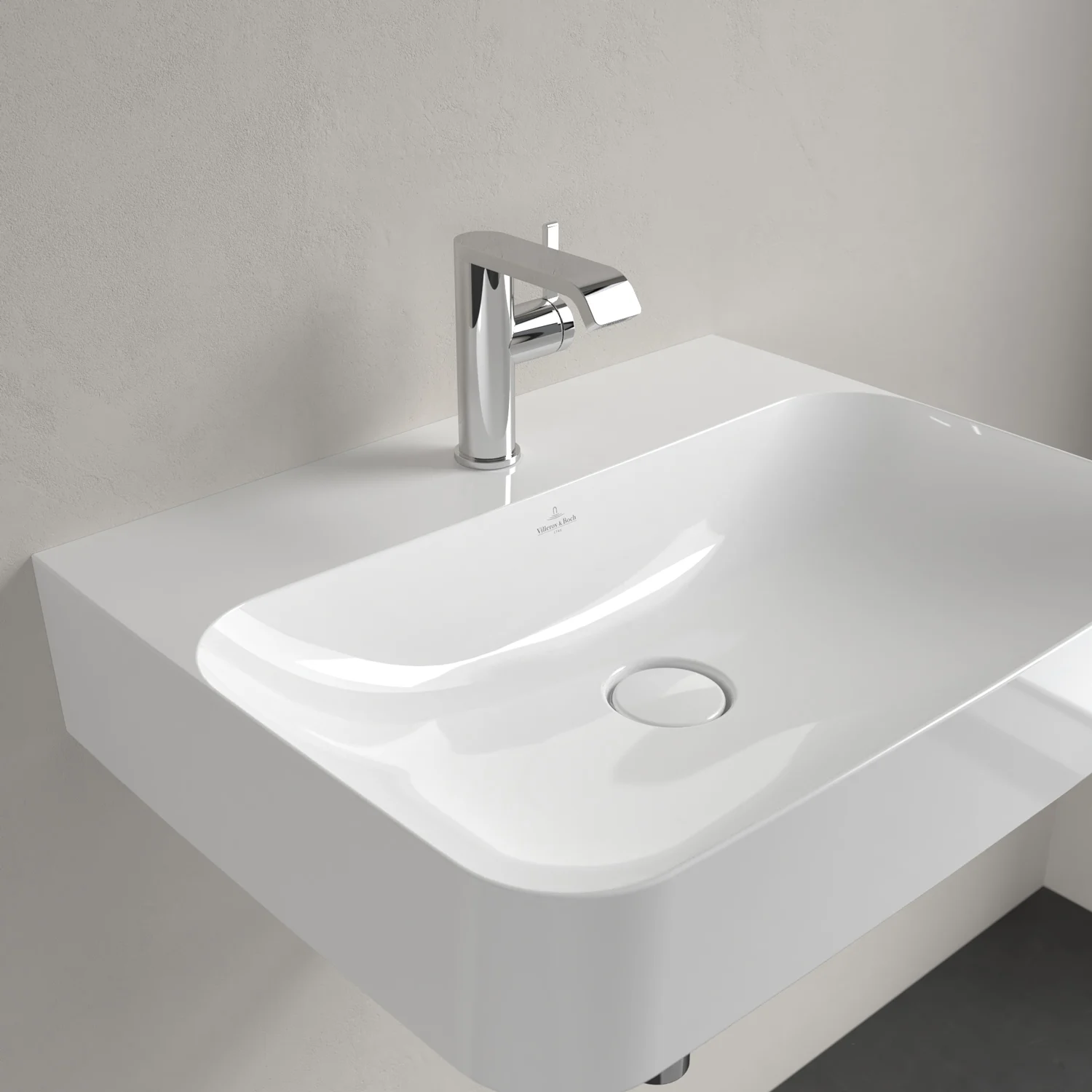 Zbliżenie białej umywalki z kranem, Villeroy & Boch