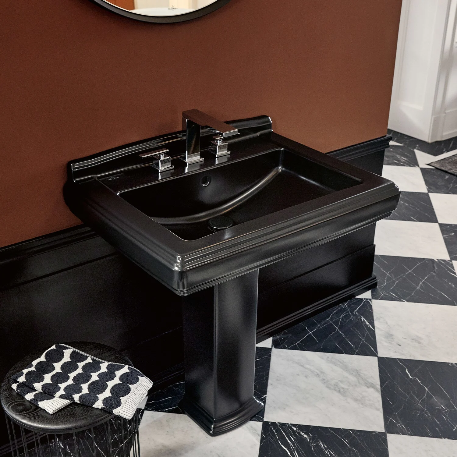 Czarna umywalka w łazience z kafelkową podłogą, Villeroy & Boch