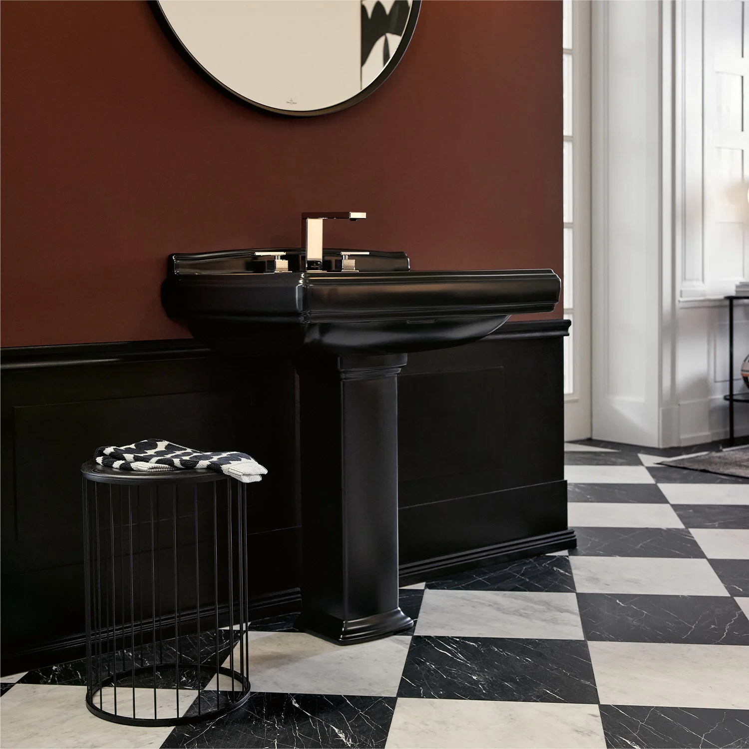 Czarna umywalka w stylowej łazience, Villeroy & Boch