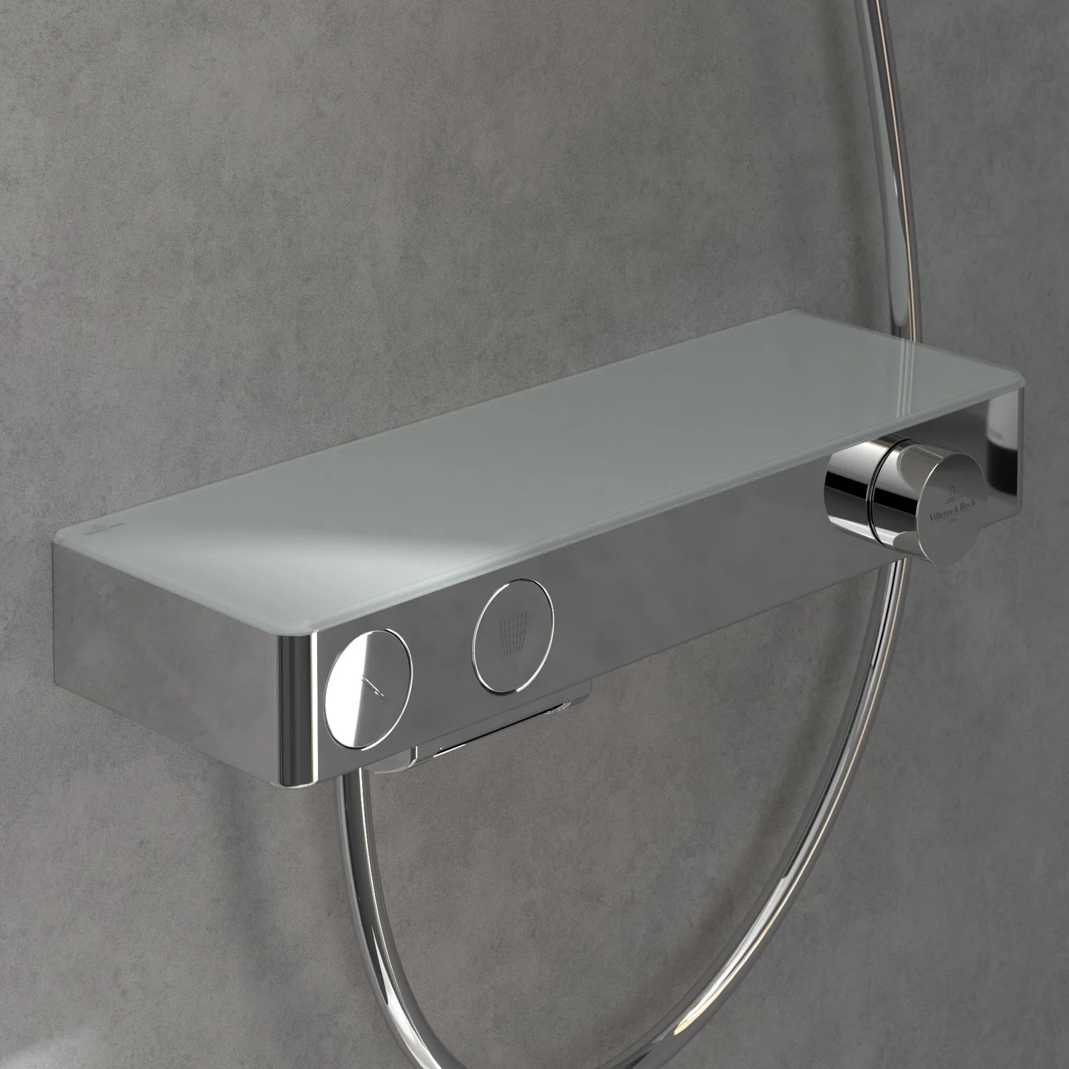 Chromowana armatura prysznicowa na szarej ścianie, Villeroy & Boch