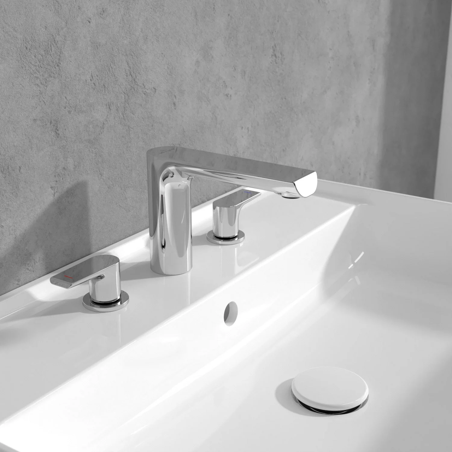 Chromowana bateria trzyotworowa na białej umywalce, Villeroy & Boch