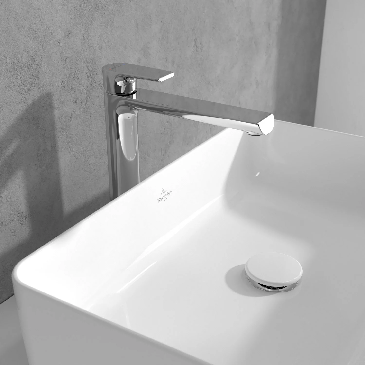 Wysoka bateria jednouchwytowa chromowana obok umywalki, Villeroy & Boch