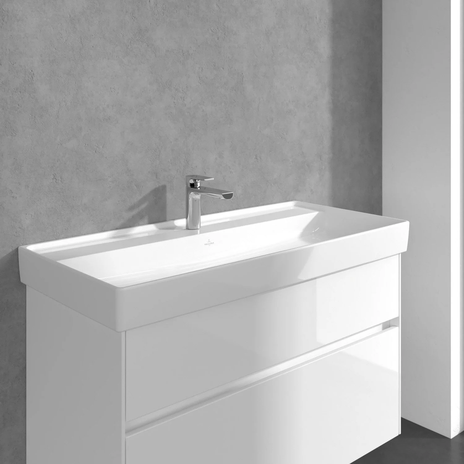 Umywalka z kranem na tle szarej ściany, Villeroy & Boch