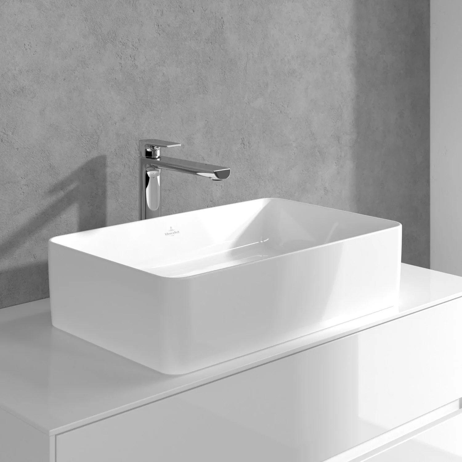 Zlew z chromowanym kranem na białej szafce, Villeroy & Boch