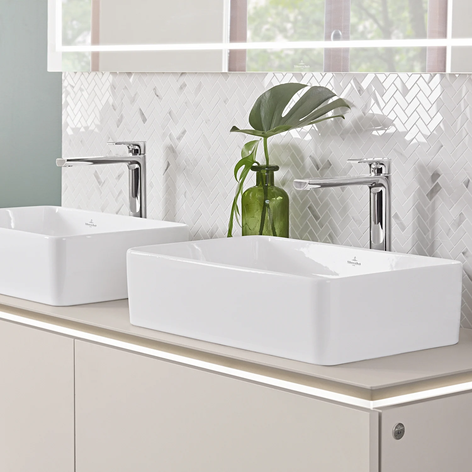 Dwa zlewy z kranami w łazience, Villeroy & Boch