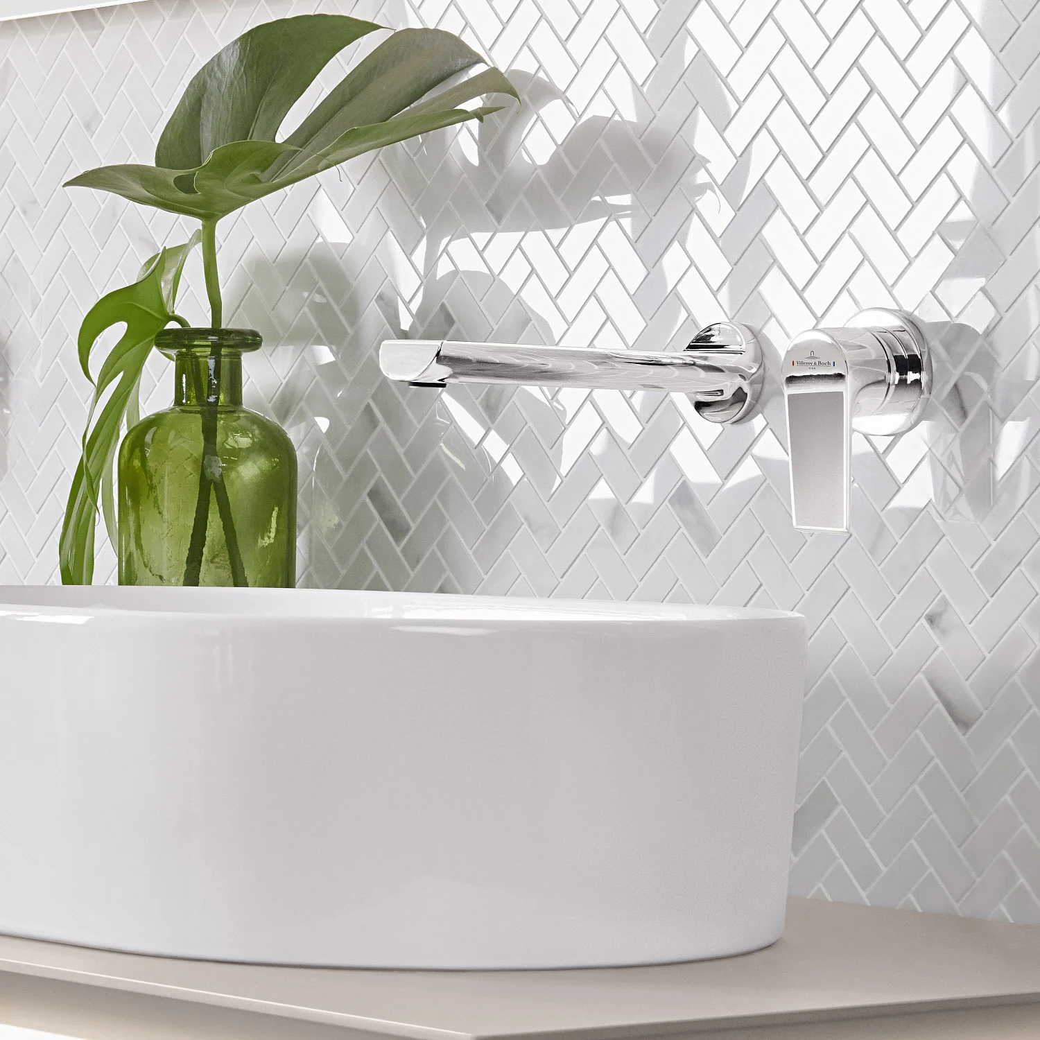 Chromowana bateria z zielonym szklanym naczyniem w łazience, Villeroy & Boch