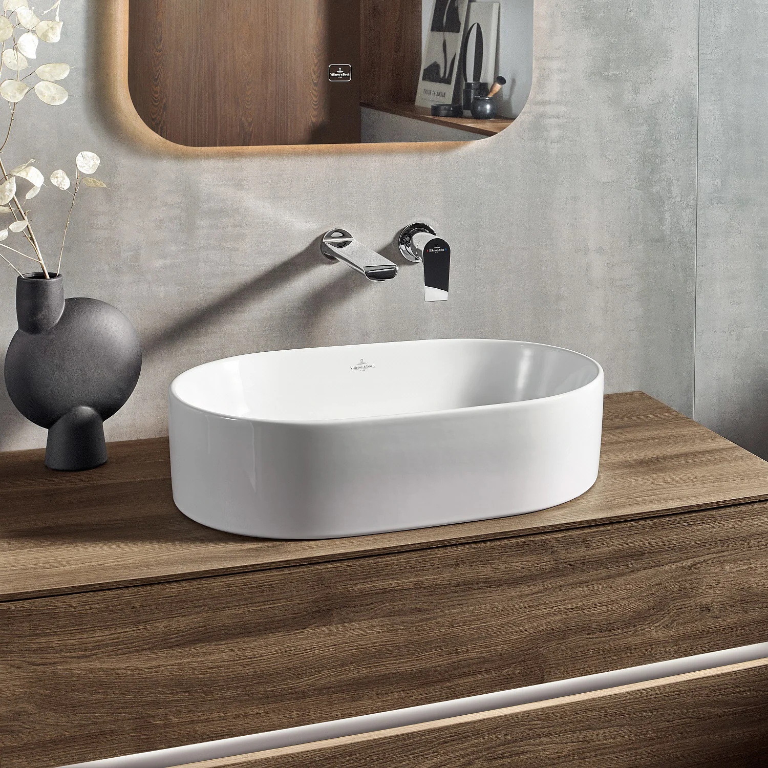 Biała umywalka z baterią ścienną na drewnianej powierzchni, Villeroy & Boch