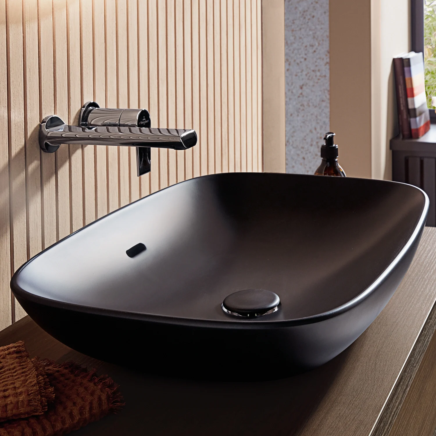 Czarna umywalka z baterią ścienną w łazience, Villeroy & Boch