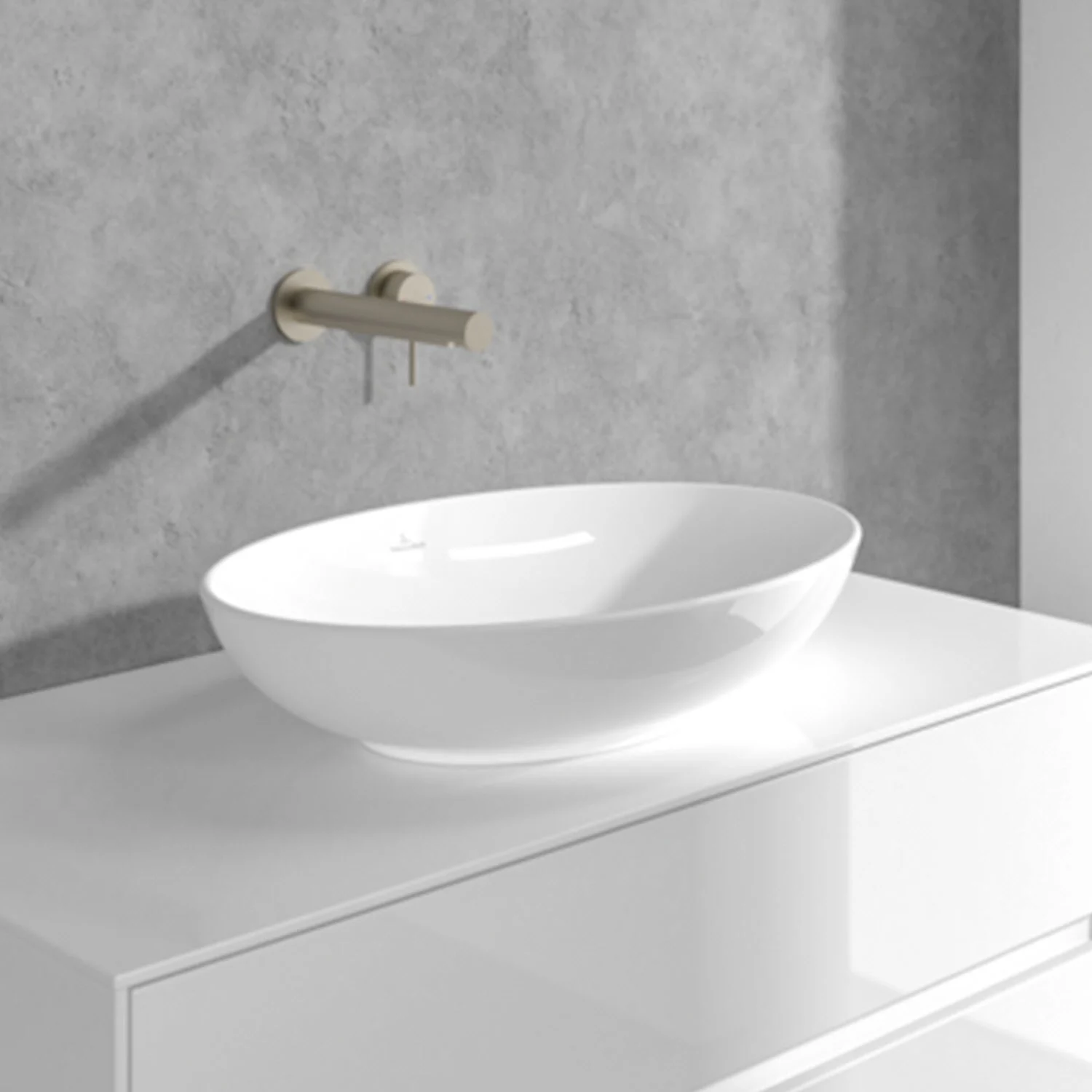 Beżowa bateria ścienna z białym zlewem w łazience, Villeroy & Boch