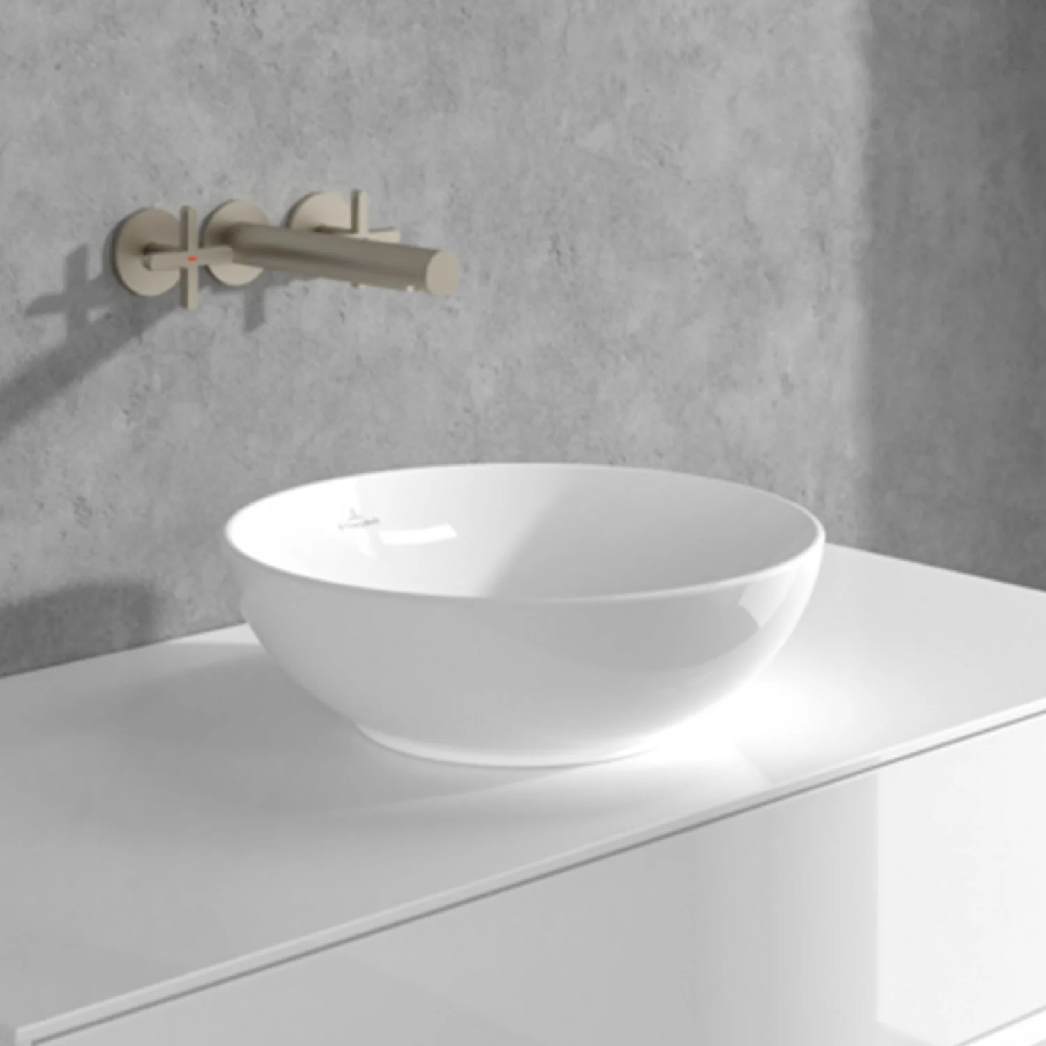 Beżowa bateria ścienna i biały zlew w łazience, Villeroy & Boch