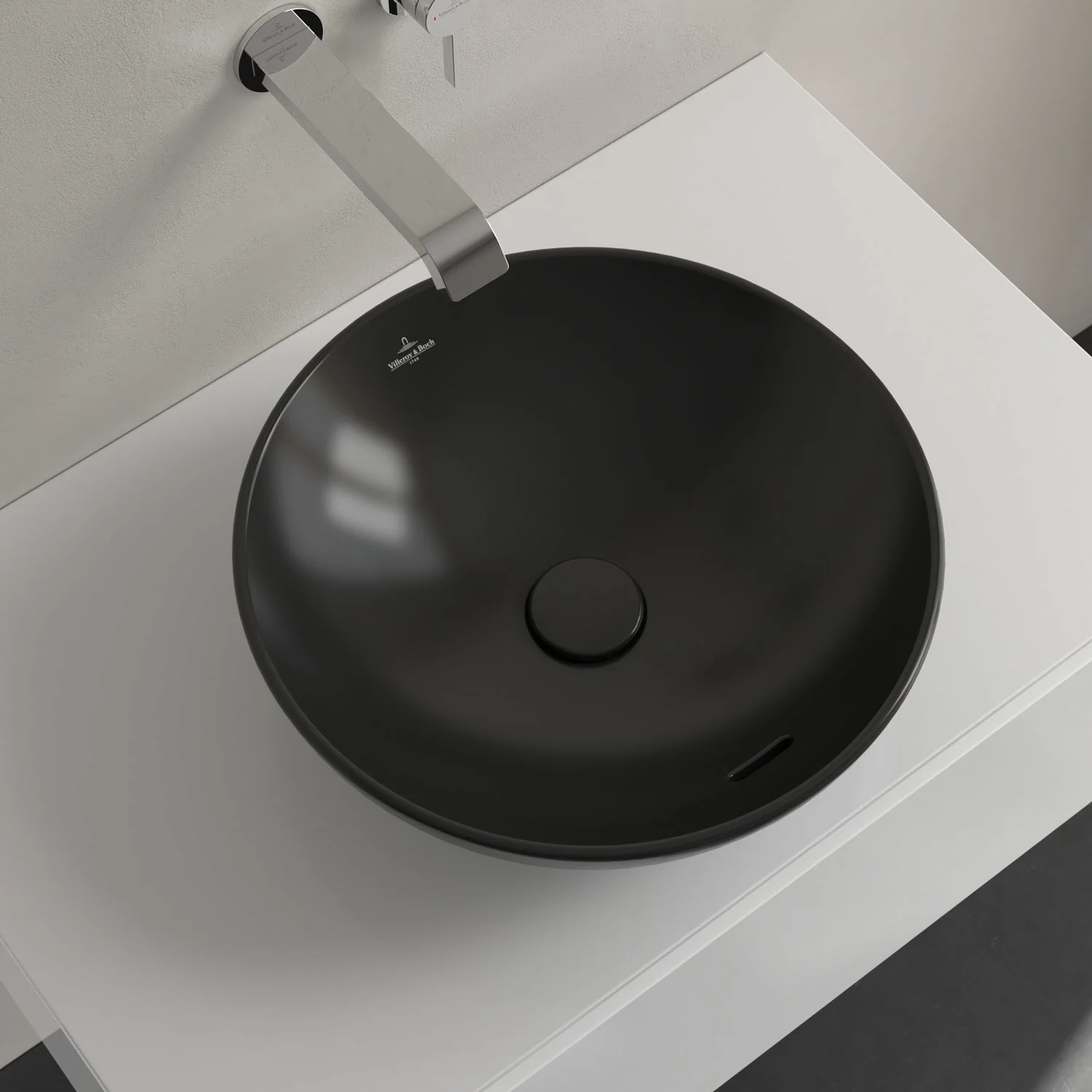 Czarna okrągła umywalka na białej toaletce, Villeroy & Boch