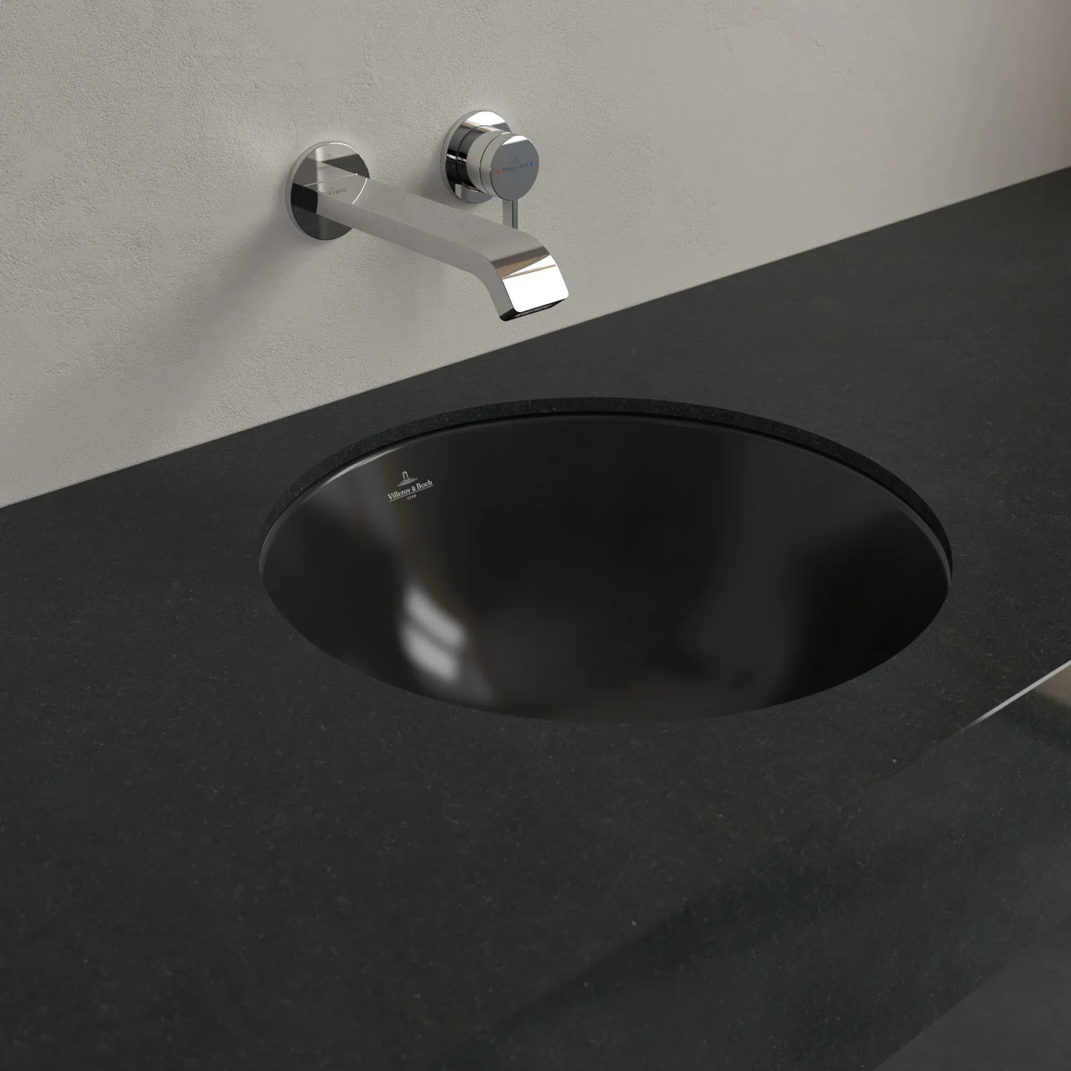 Czarna owalna umywalka z baterią ścienną, Villeroy & Boch
