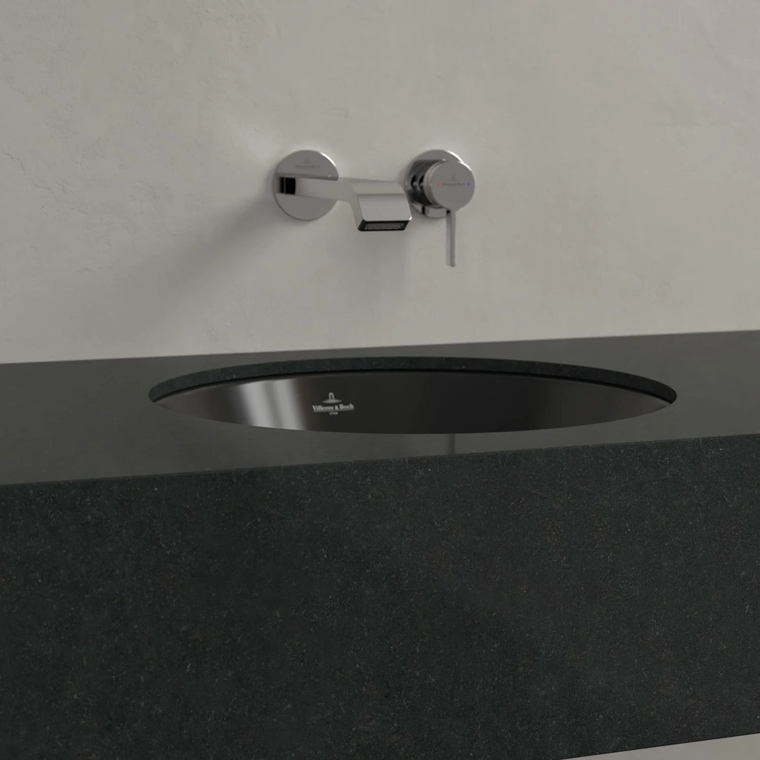 Czarna umywalka z baterią ścienną z bliska, Villeroy & Boch