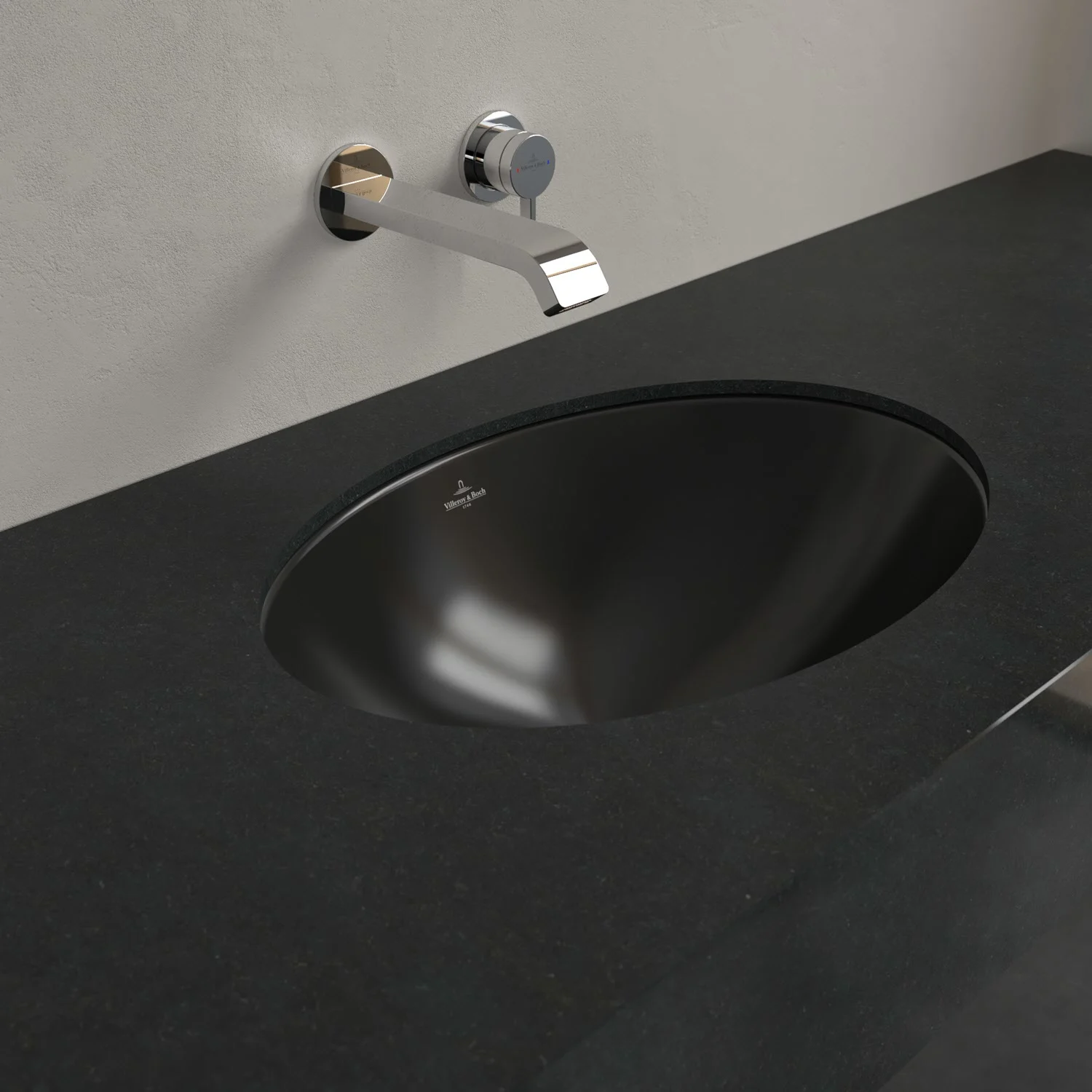 Czarna owalna umywalka z baterią ścienną, Villeroy & Boch