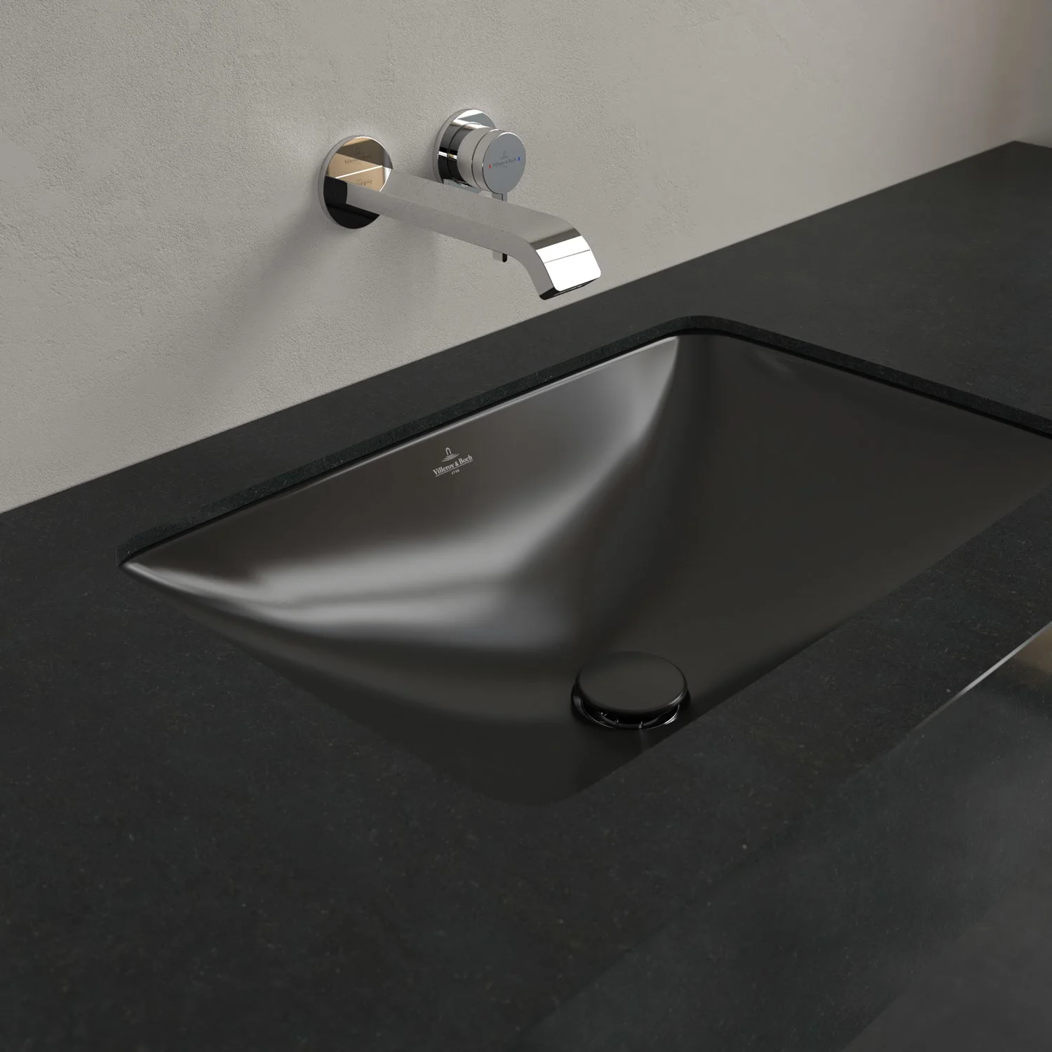 Czarna umywalka z baterią ścienną z bliska, Villeroy & Boch