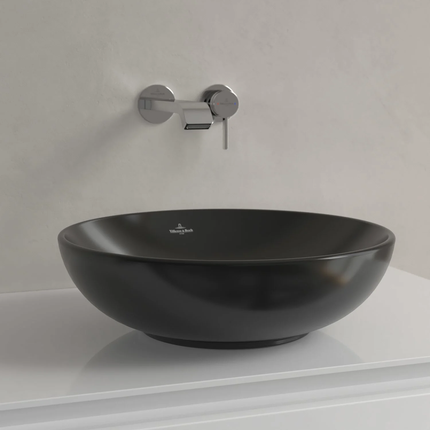 Czarna umywalka z baterią ścienną w łazience, Villeroy & Boch