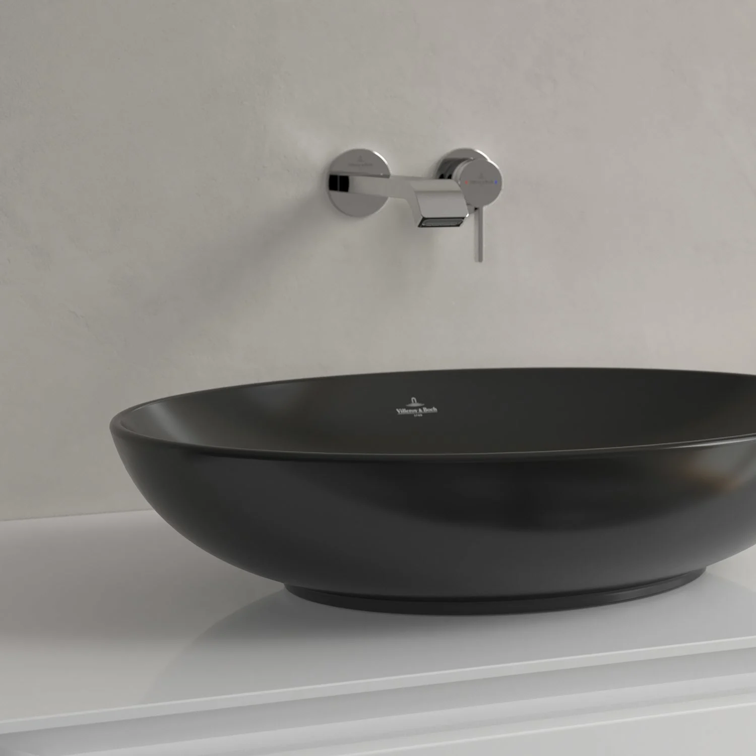 Czarna umywalka z baterią ścienną w łazience, Villeroy & Boch