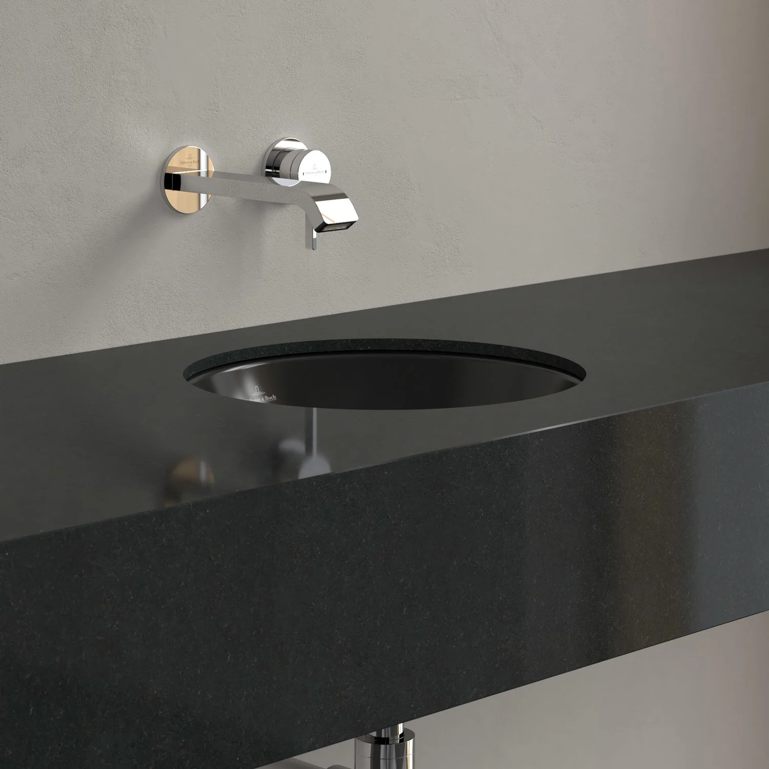 Czarny zlew z baterią ścienną z bliska, Villeroy & Boch