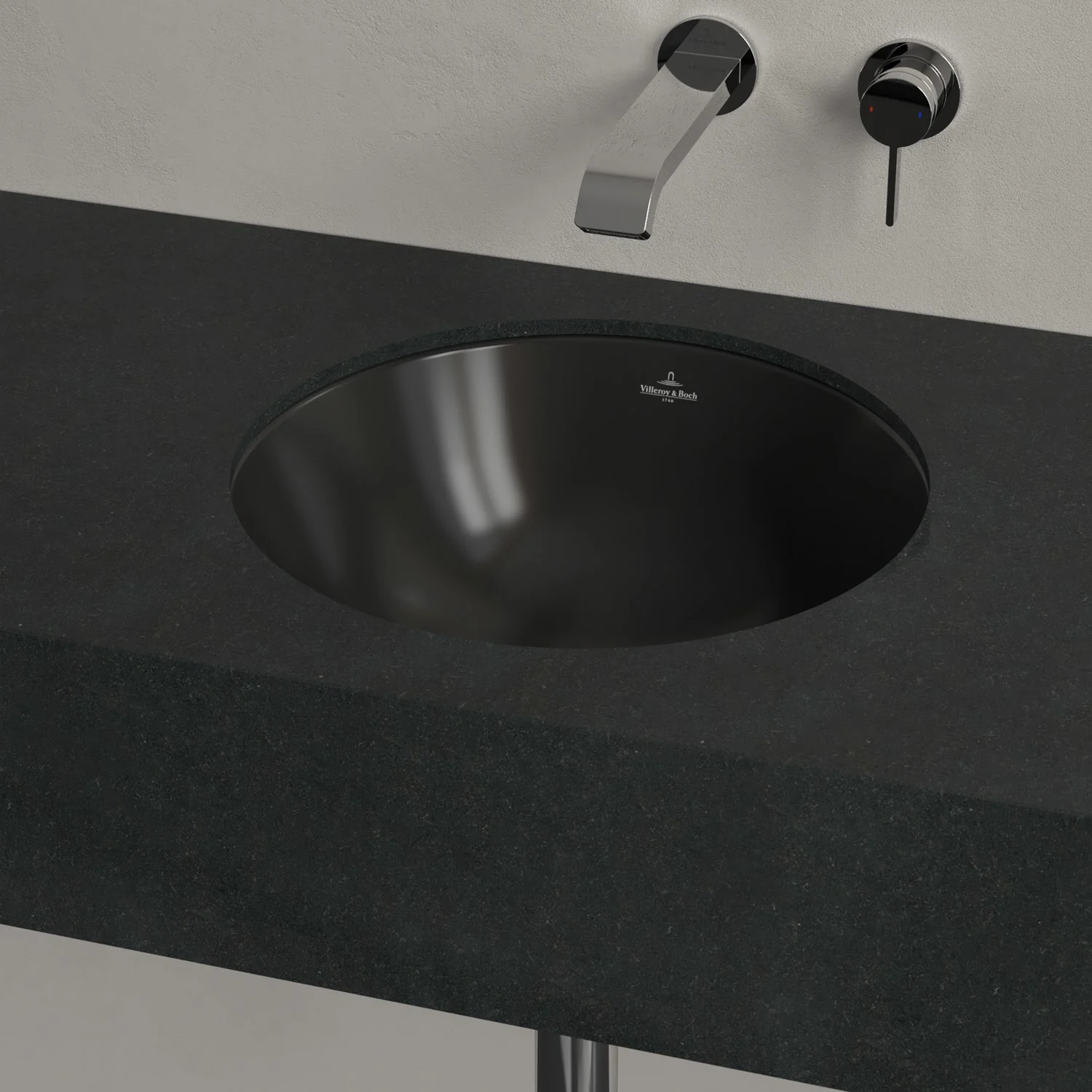 Czarny zlew z baterią ścienną z bliska, Villeroy & Boch