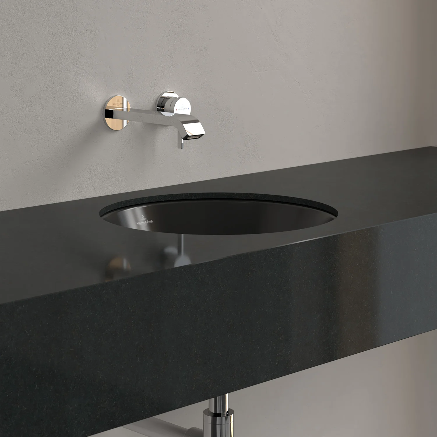 Zbliżenie czarnej umywalki z baterią ścienną, Villeroy & Boch