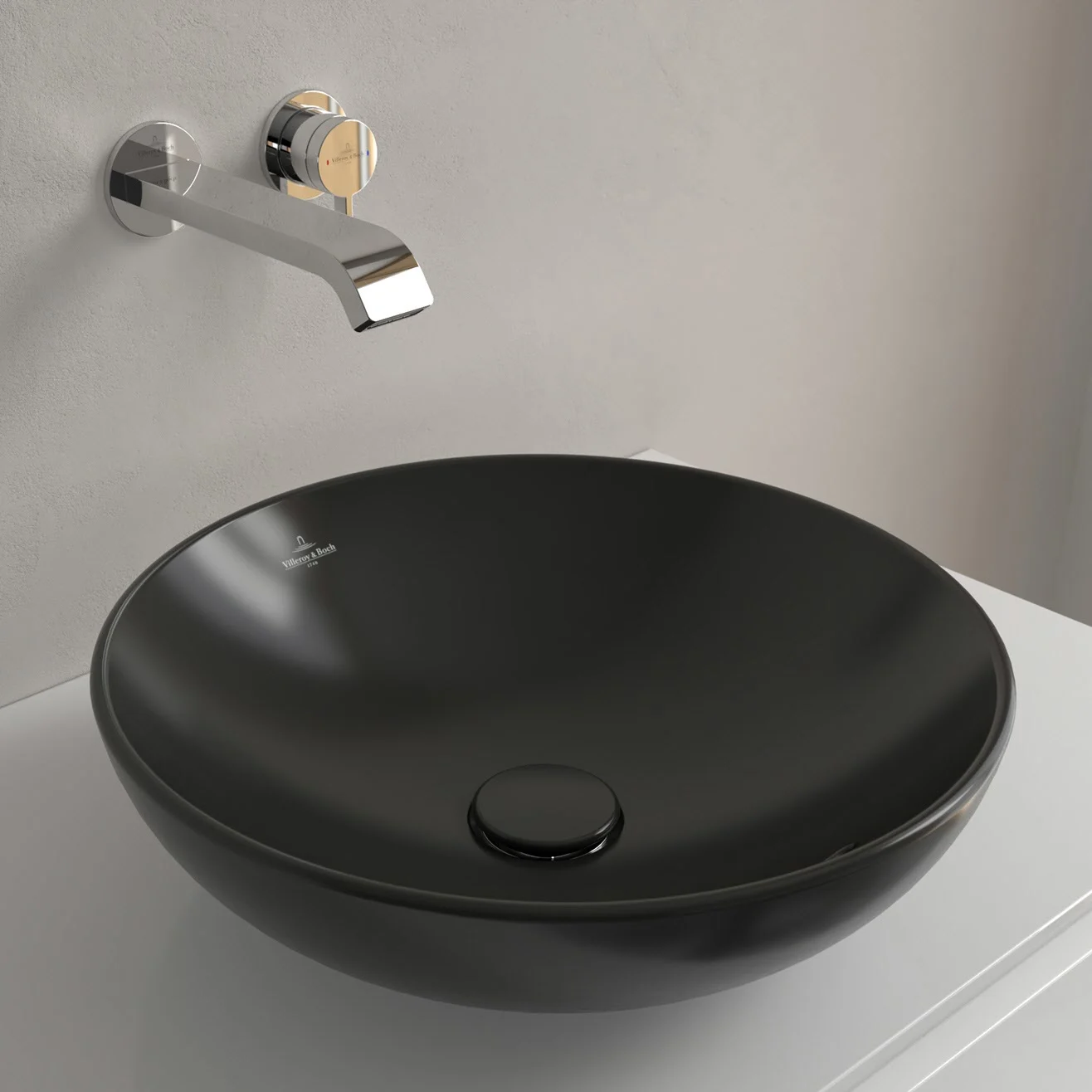 Czarna umywalka z baterią ścienną z bliska, Villeroy & Boch