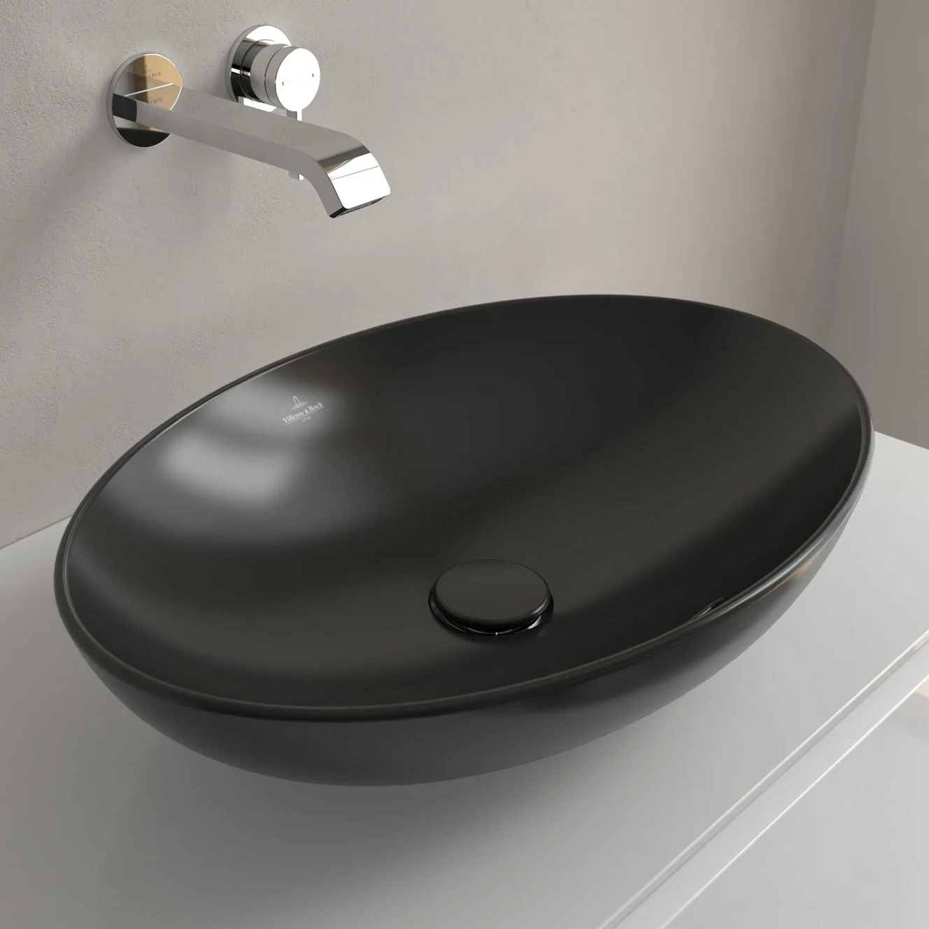 Czarna umywalka z baterią ścienną z bliska, Villeroy & Boch