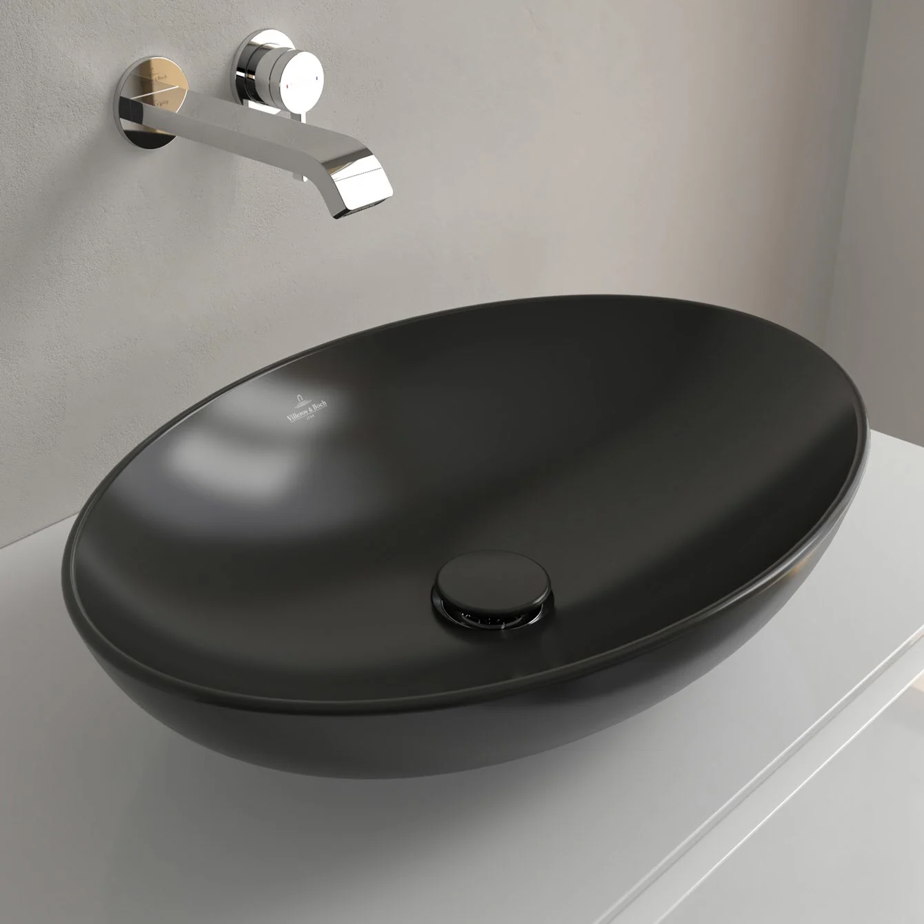 Czarna umywalka z baterią ścienną z bliska, Villeroy & Boch