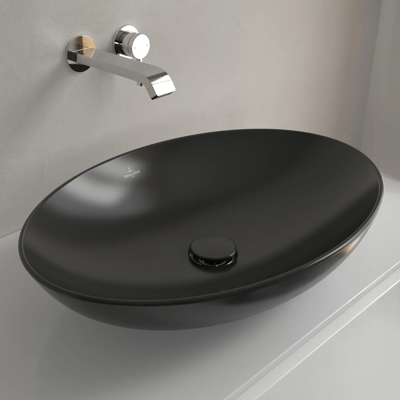 Czarna owalna umywalka z baterią ścienną, Villeroy & Boch