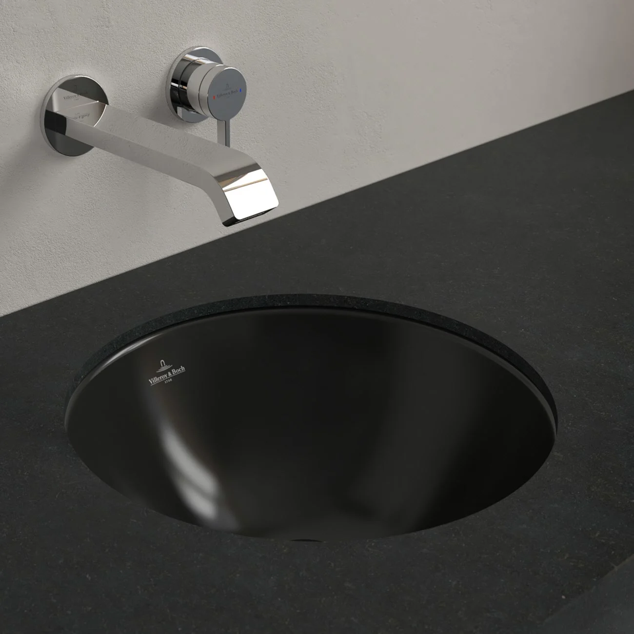 Czarna umywalka z baterią ścienną z bliska, Villeroy & Boch