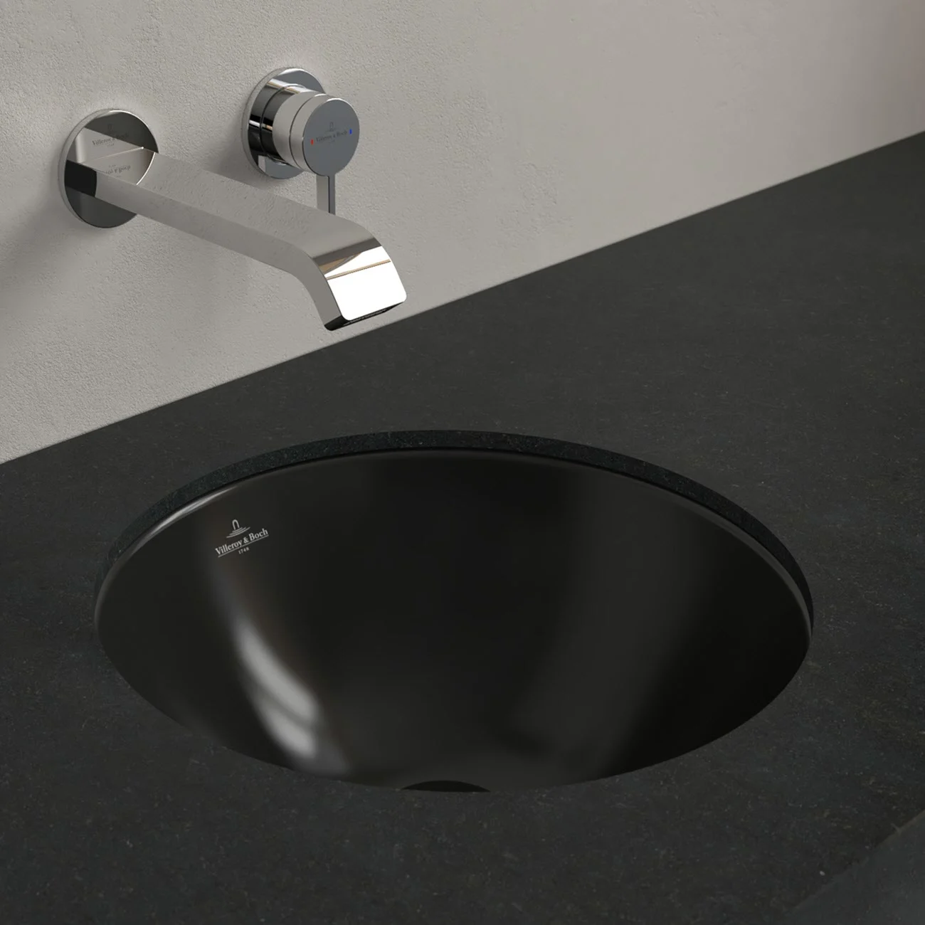 Czarna umywalka z baterią ścienną z bliska, Villeroy & Boch