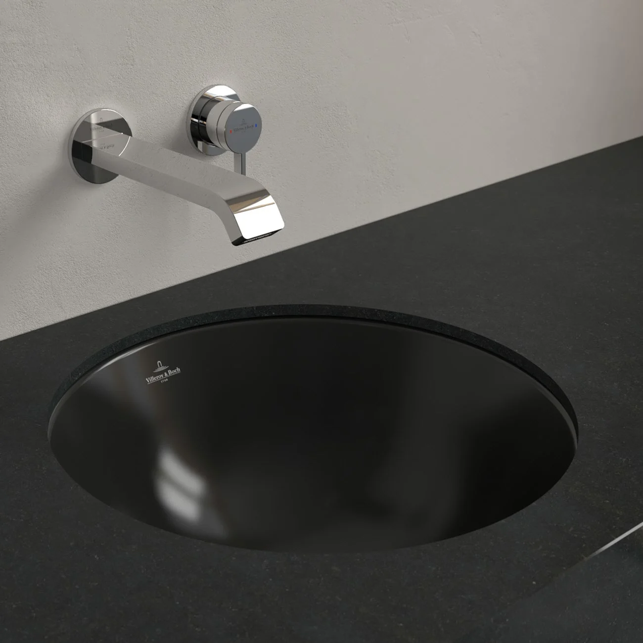 Czarny zlew z baterią ścienną z bliska, Villeroy & Boch