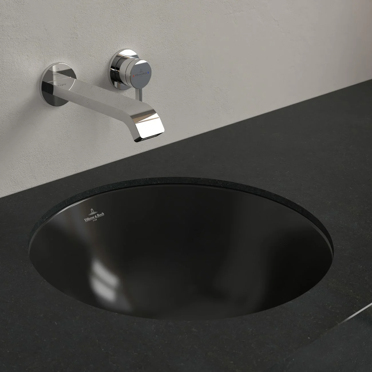 Czarny zlew z baterią ścienną z bliska, Villeroy & Boch