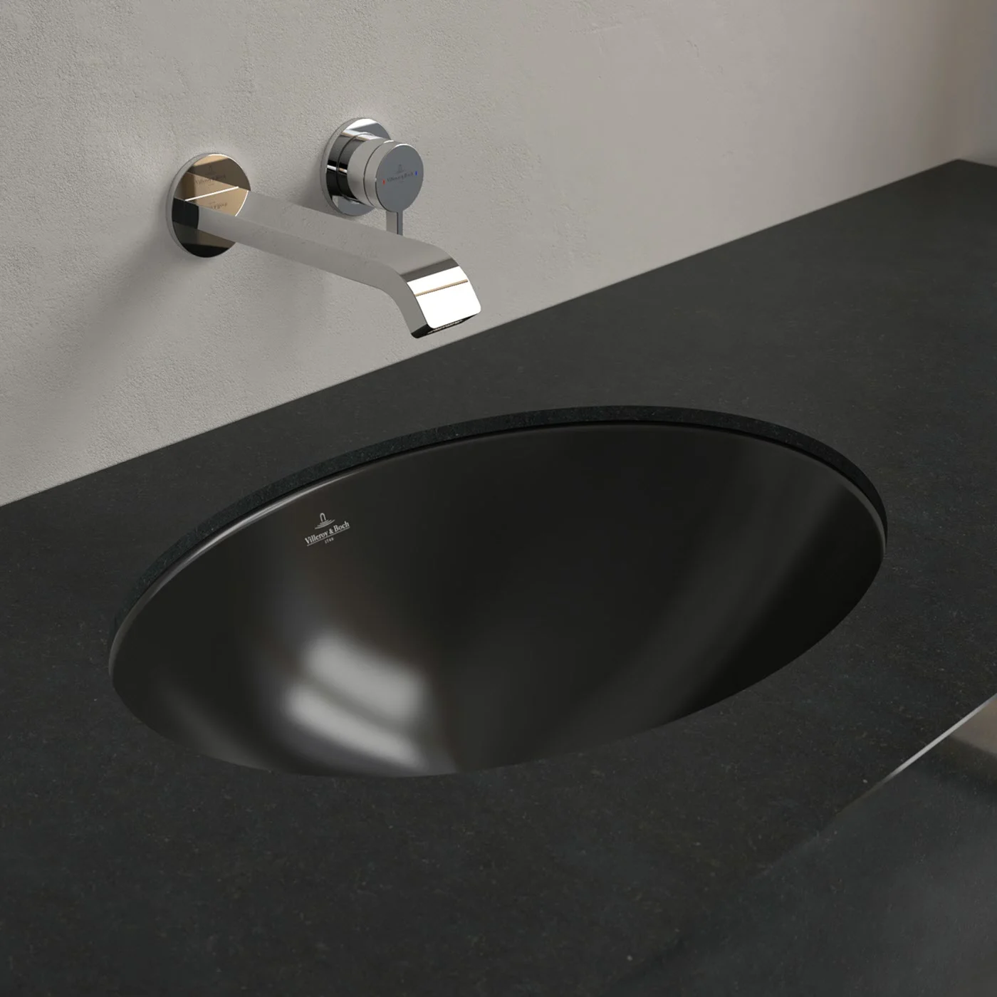 Czarny zlew z baterią ścienną z bliska, Villeroy & Boch