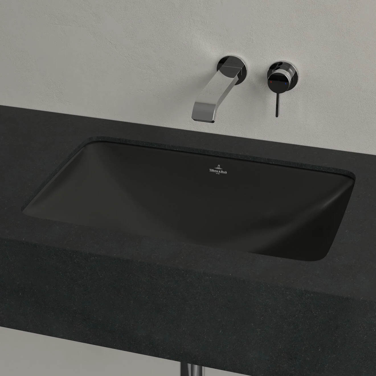 Czarna umywalka z baterią ścienną w zbliżeniu, Villeroy & Boch