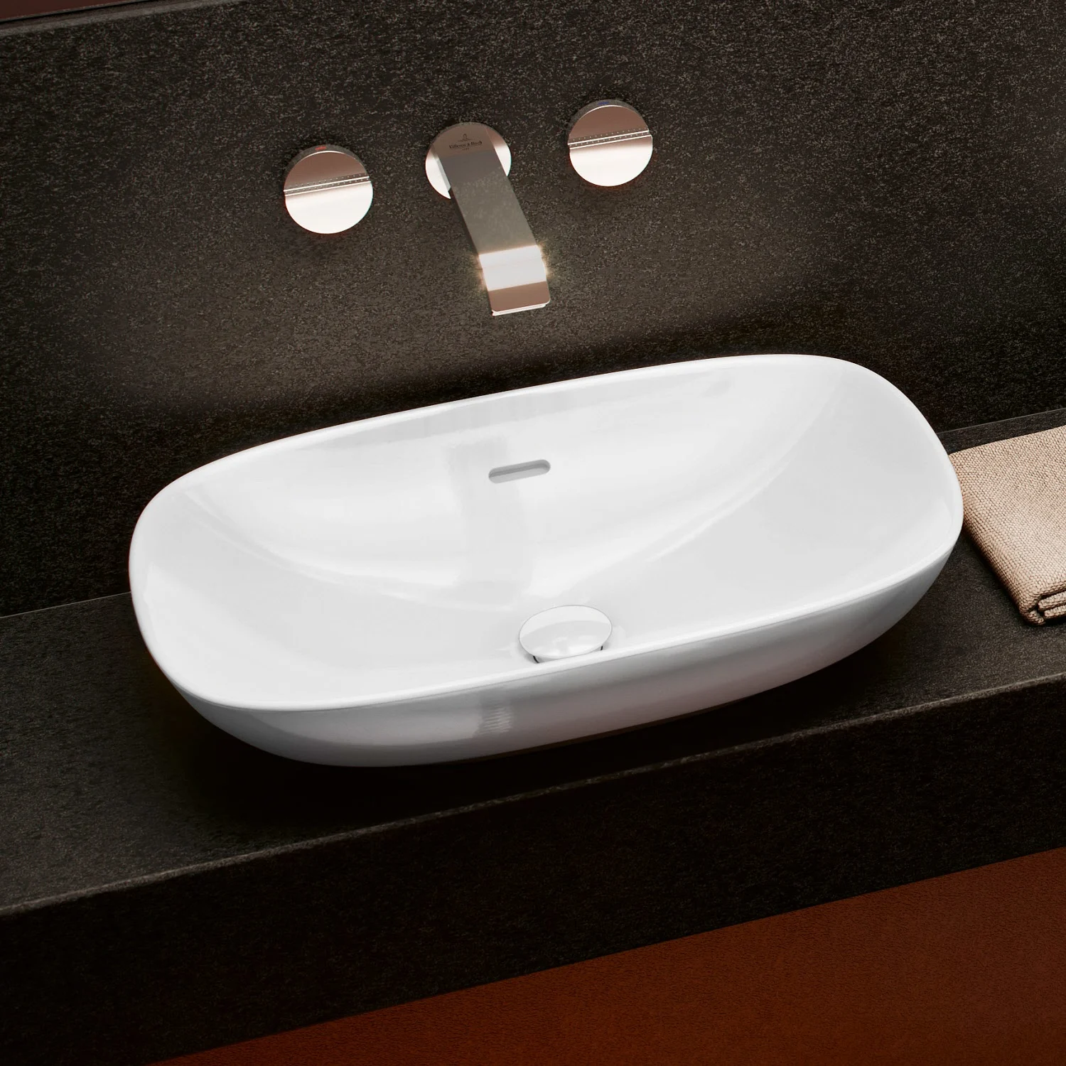 Biała umywalka na ciemnym blacie z baterią, Villeroy & Boch