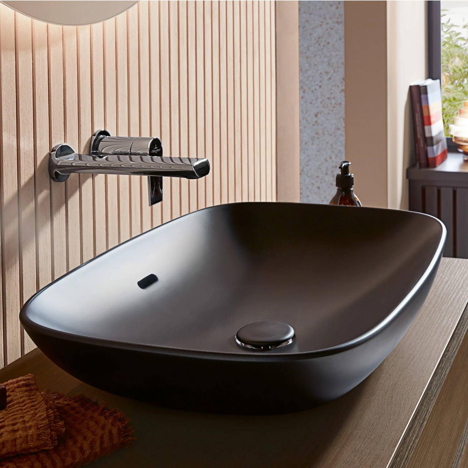Czarna umywalka z baterią ścienną w łazience, Villeroy & Boch