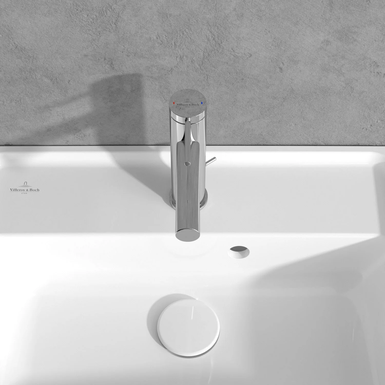Chromowana bateria jednouchwytowa nad białą umywalką, Villeroy & Boch