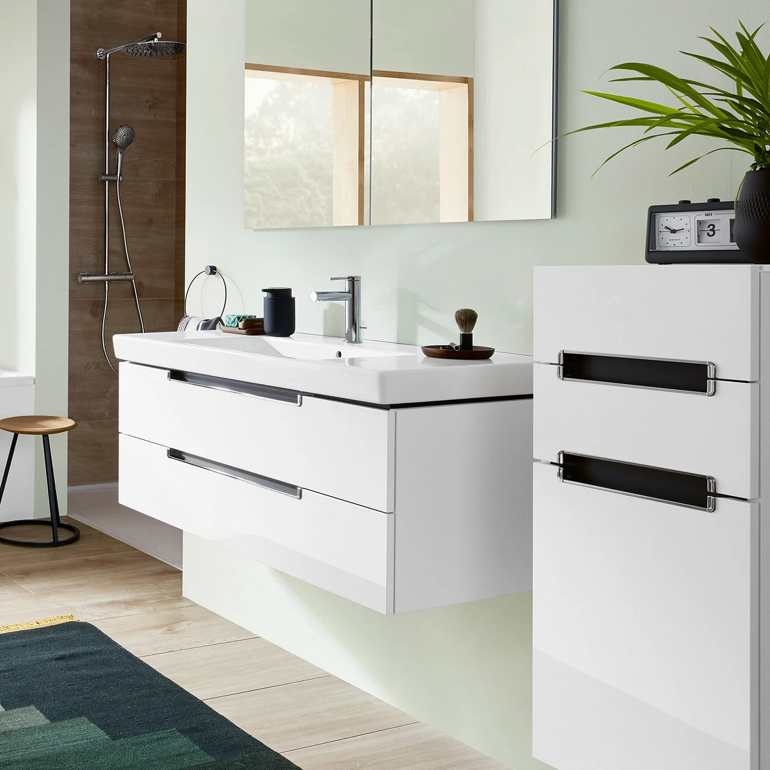Nowoczesna łazienka z umywalką i lustrem, Villeroy & Boch