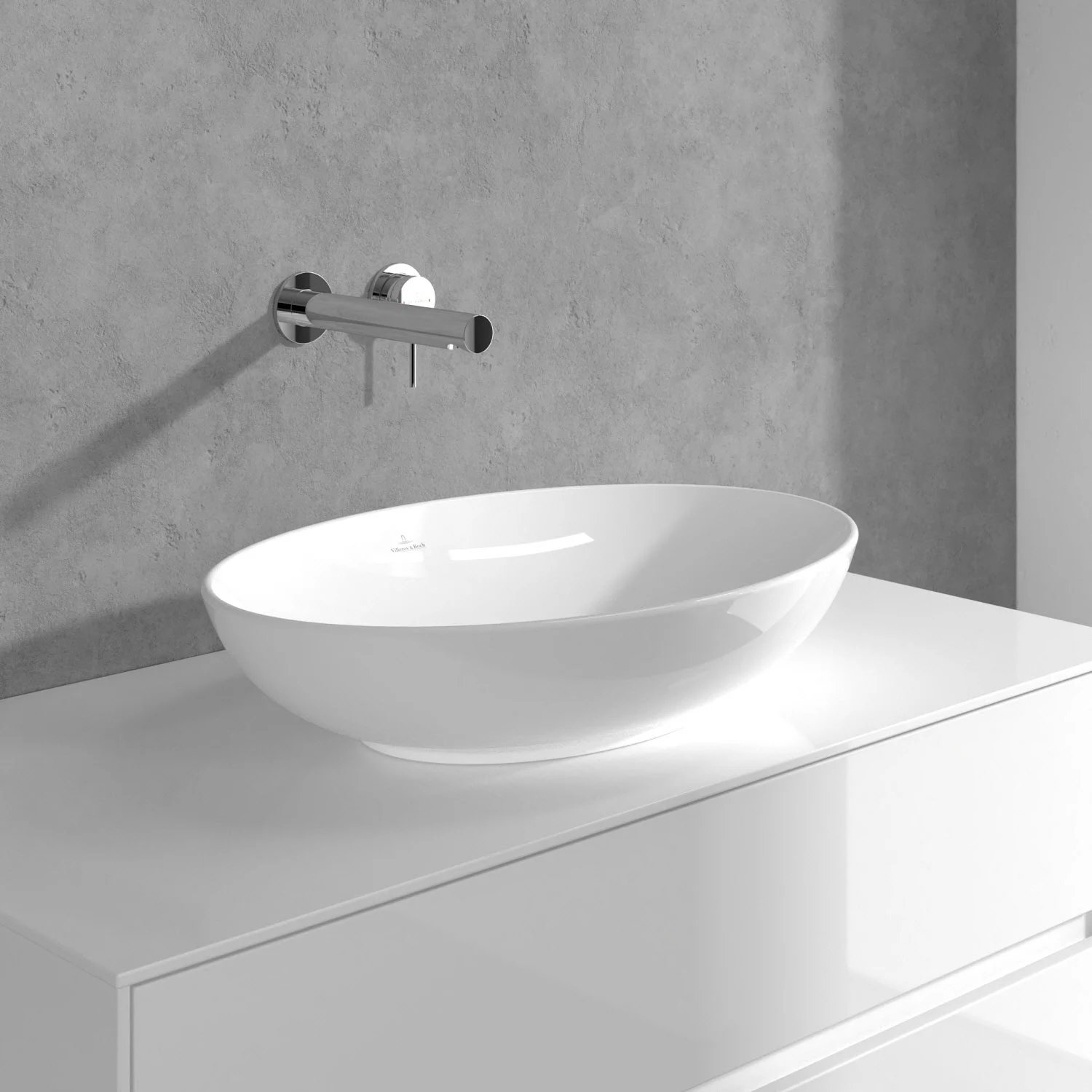 Biała umywalka z kranem ściennym w zbliżeniu, Villeroy & Boch
