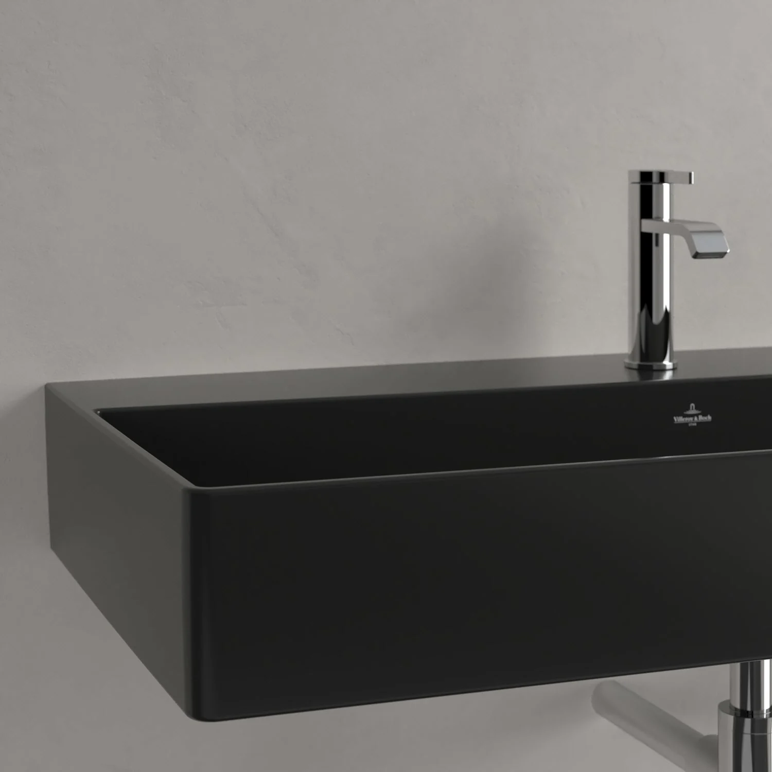 Czarna umywalka z baterią w zbliżeniu, Villeroy & Boch