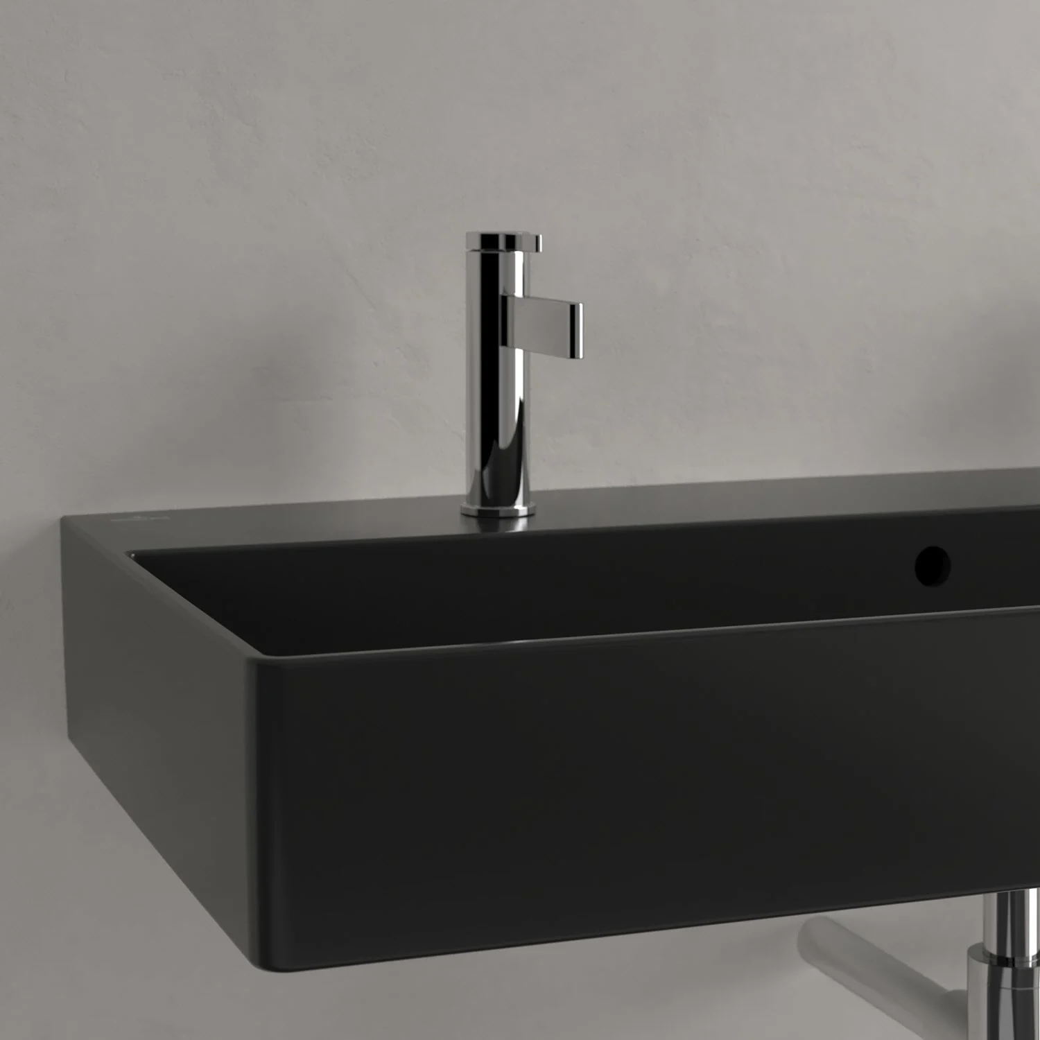 Czarna umywalka z baterią w zbliżeniu, Villeroy & Boch