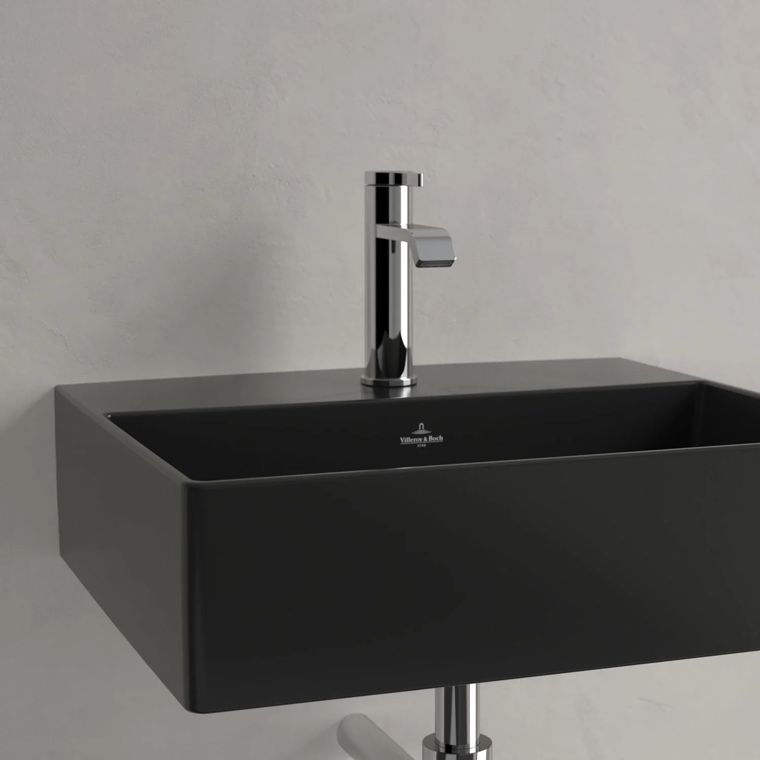 Czarna umywalka z baterią w zbliżeniu, Villeroy & Boch