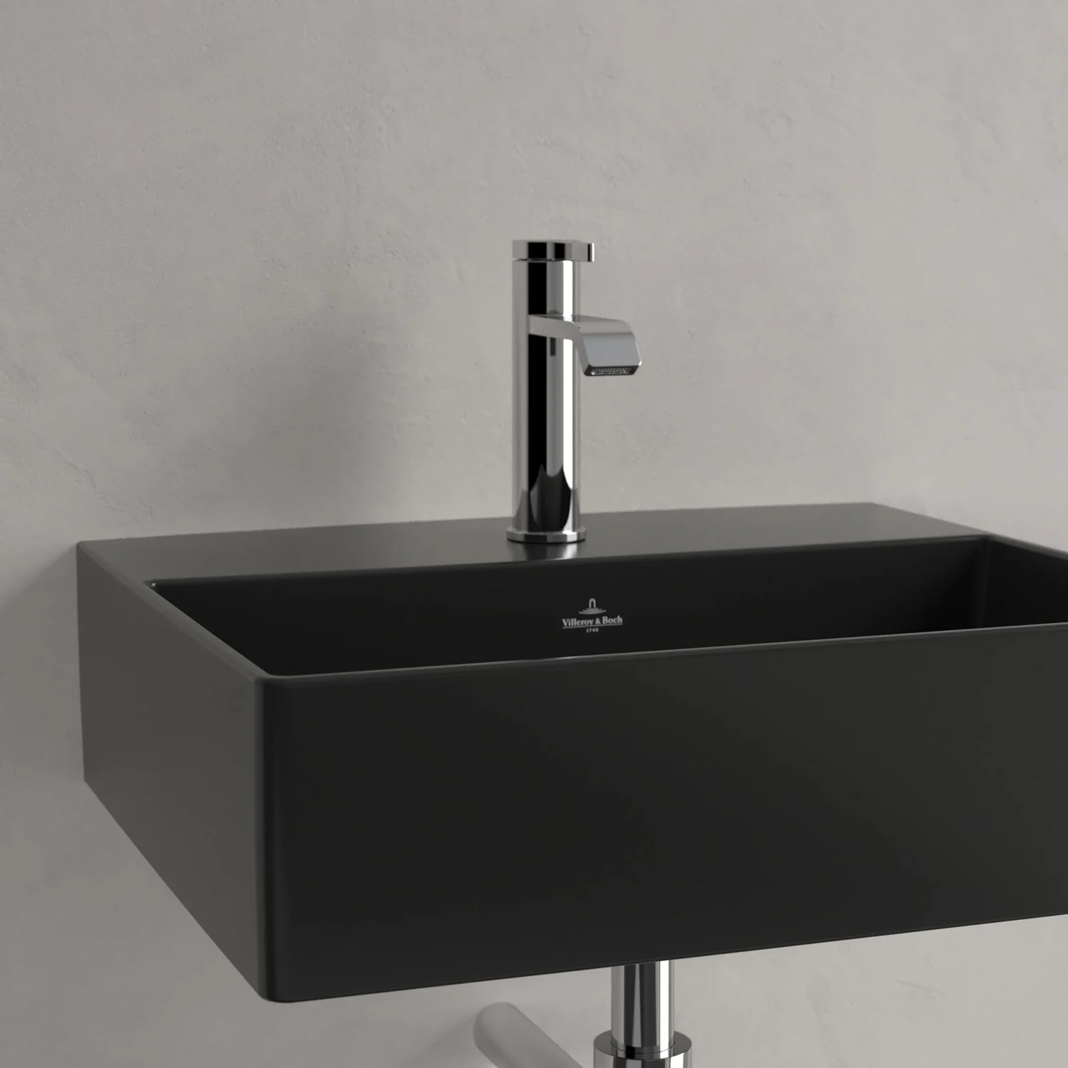 Czarna umywalka z baterią w zbliżeniu, Villeroy & Boch