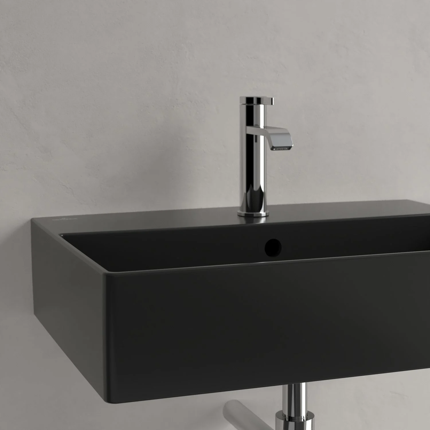 Czarna umywalka z baterią stojącą zbliżenie, Villeroy & Boch